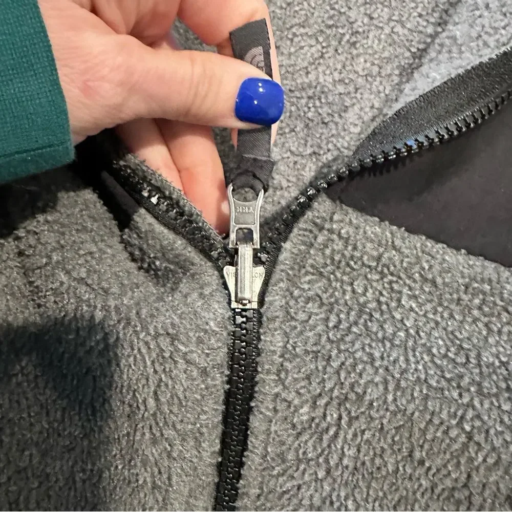 North Face Kids’ Fleece Jacket in Grey & Black Unisex Size Medium